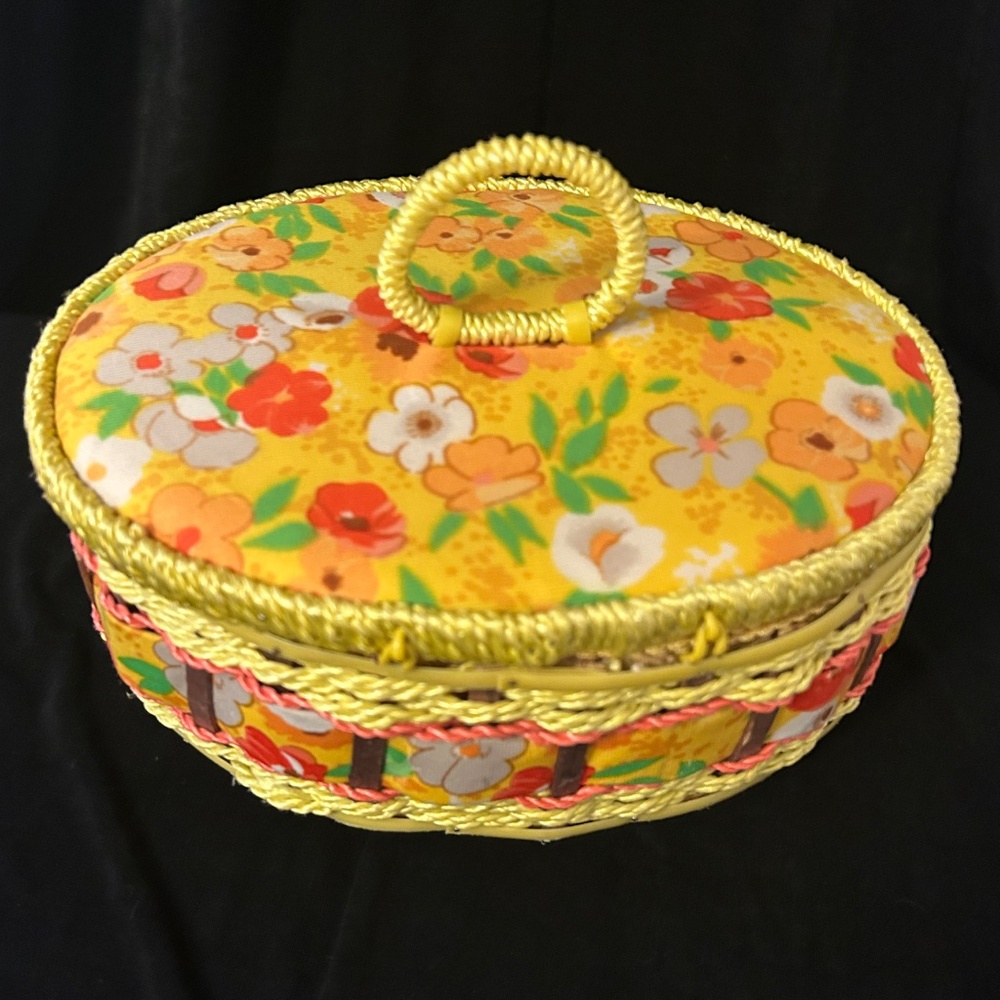 1960"s vintage sewing basket. - Picture 6 of 9
